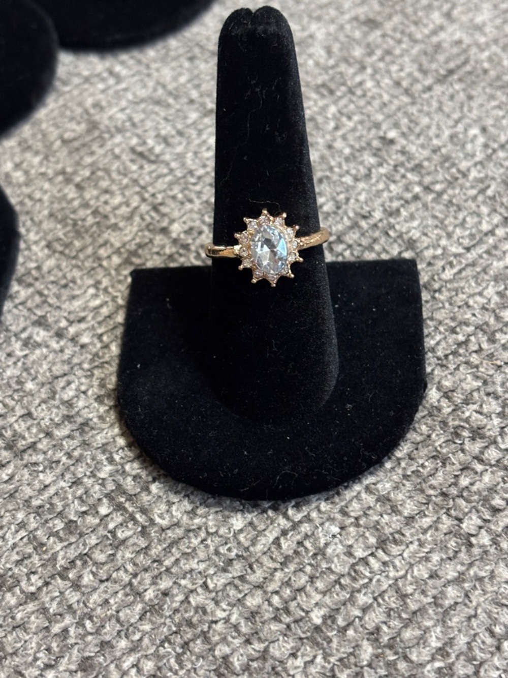 Elegant Gold-Tone Sunburst Crystal Ring in Clear Blue size 8